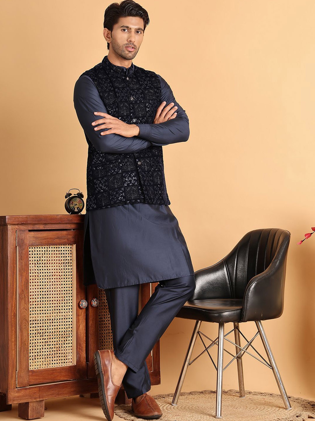

Jompers Men Embroidered Regular Sequinned Velvet Kurta with Pyjamas, Navy blue