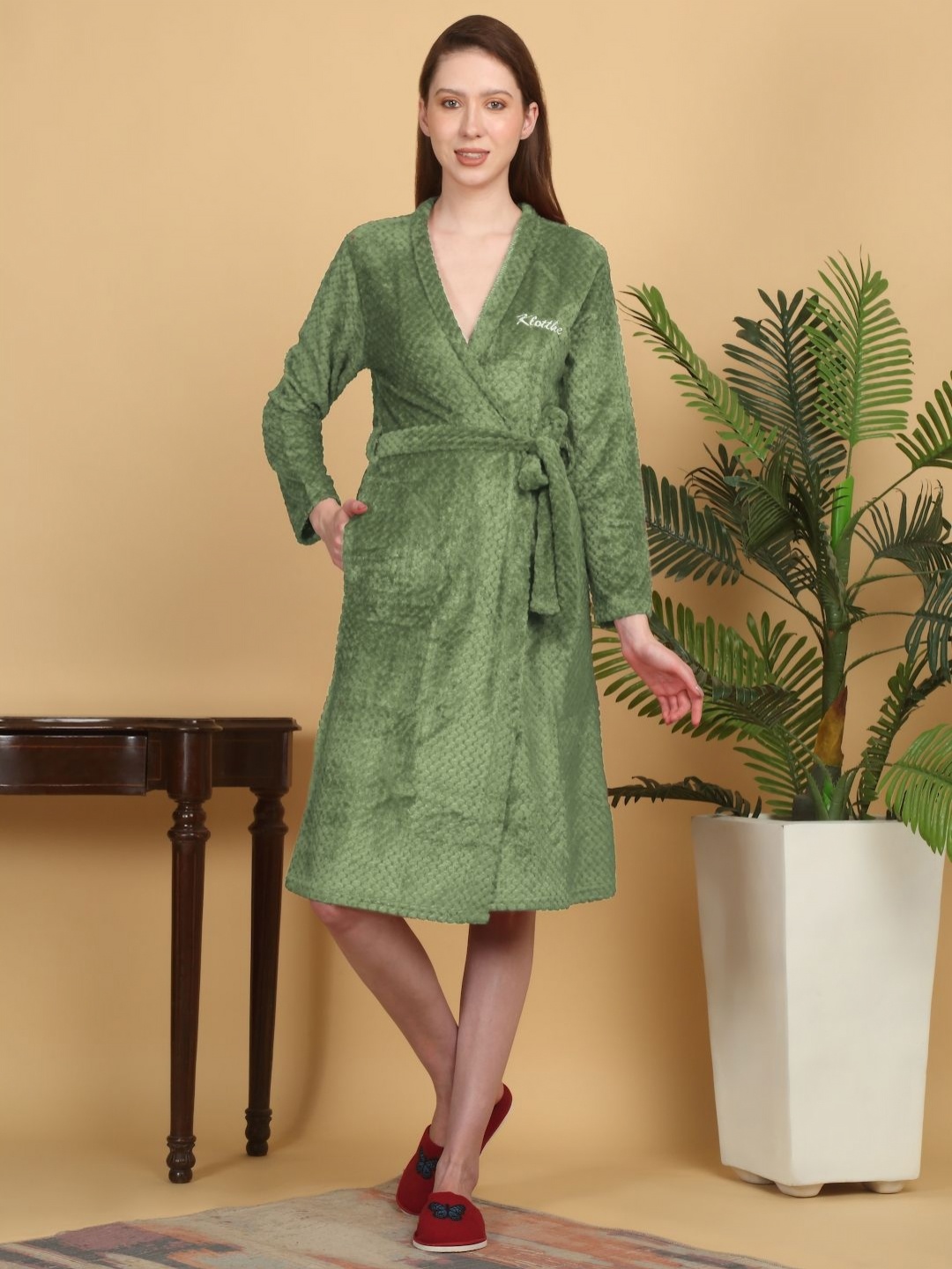 

KLOTTHE Green Self Design Woollen Long Sleeves Bath Robe With Belt