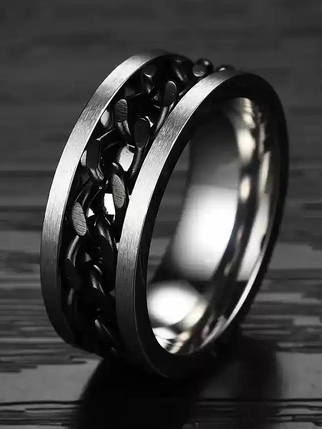 

Lila Chain Rotatable Band Finger Ring, Black