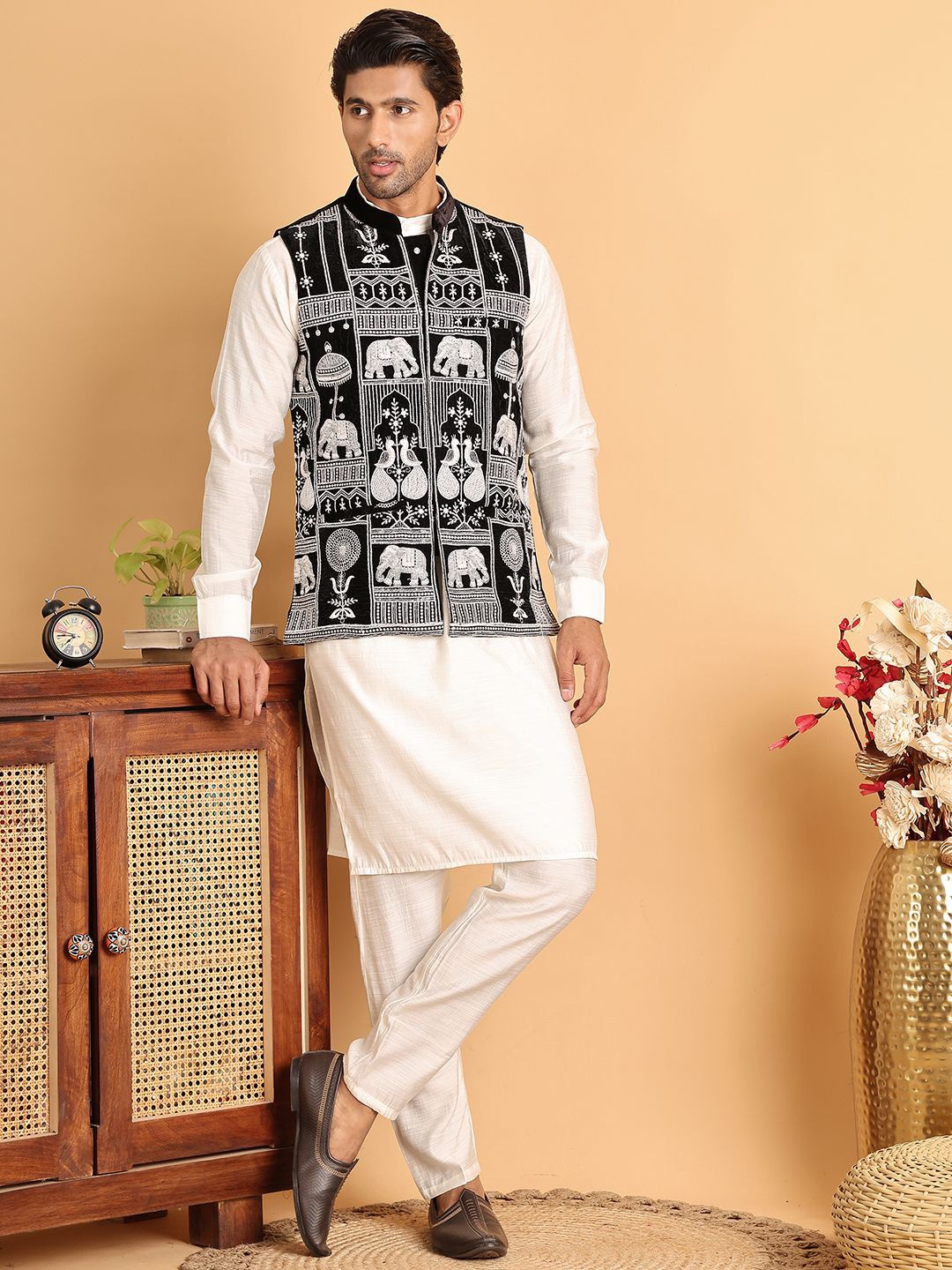 

Jompers Men Animal Embroidered Regular Thread Work Velvet Kurta with Pyjamas, Black