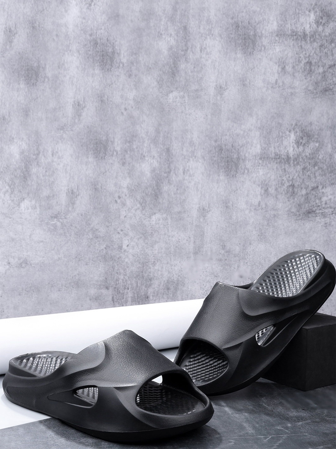 

TOE CANDY Men Rubber Sliders, Black