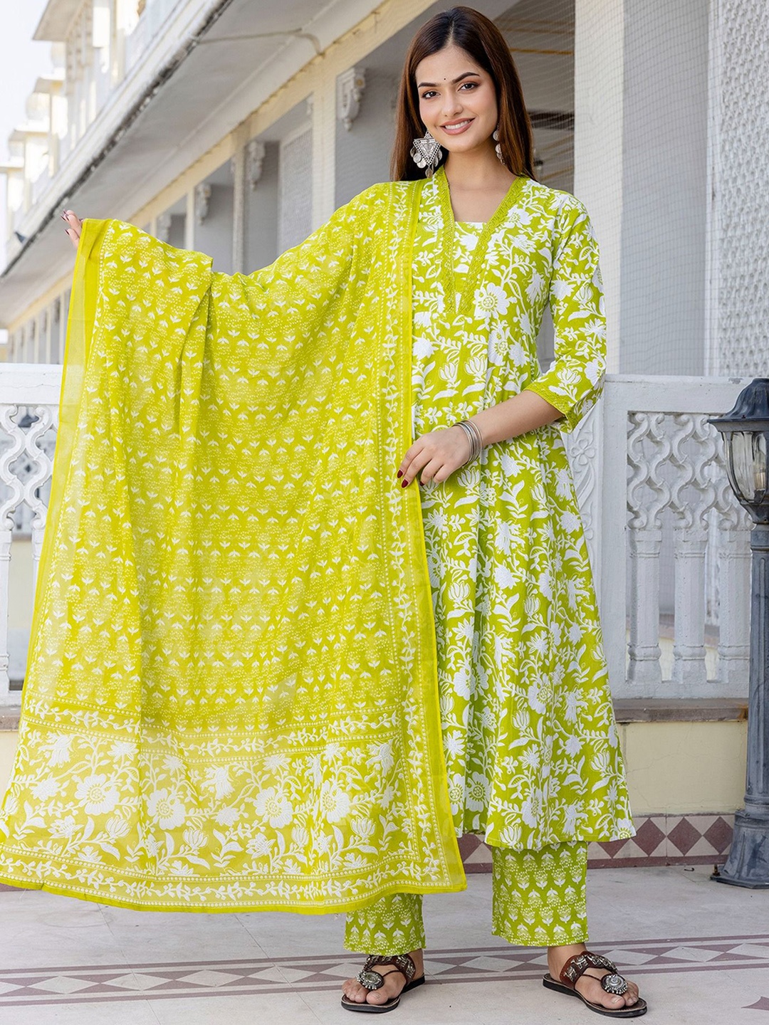 

GEKHA Women Floral Printed Regular Thread Work Pure Cotton Kurta with Trousers & With Dupatta, Yellow