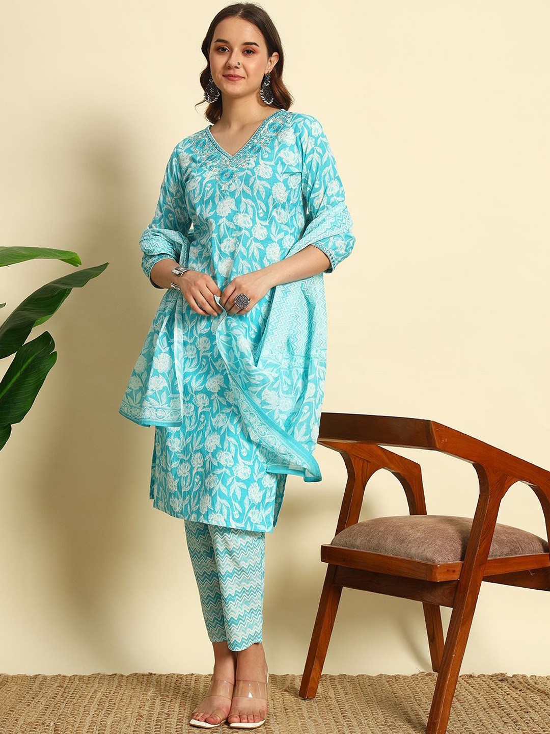 

IkDaiya Women Floral Embroidered Regular Pure Cotton Kurta with Trousers & With Dupatta, Blue
