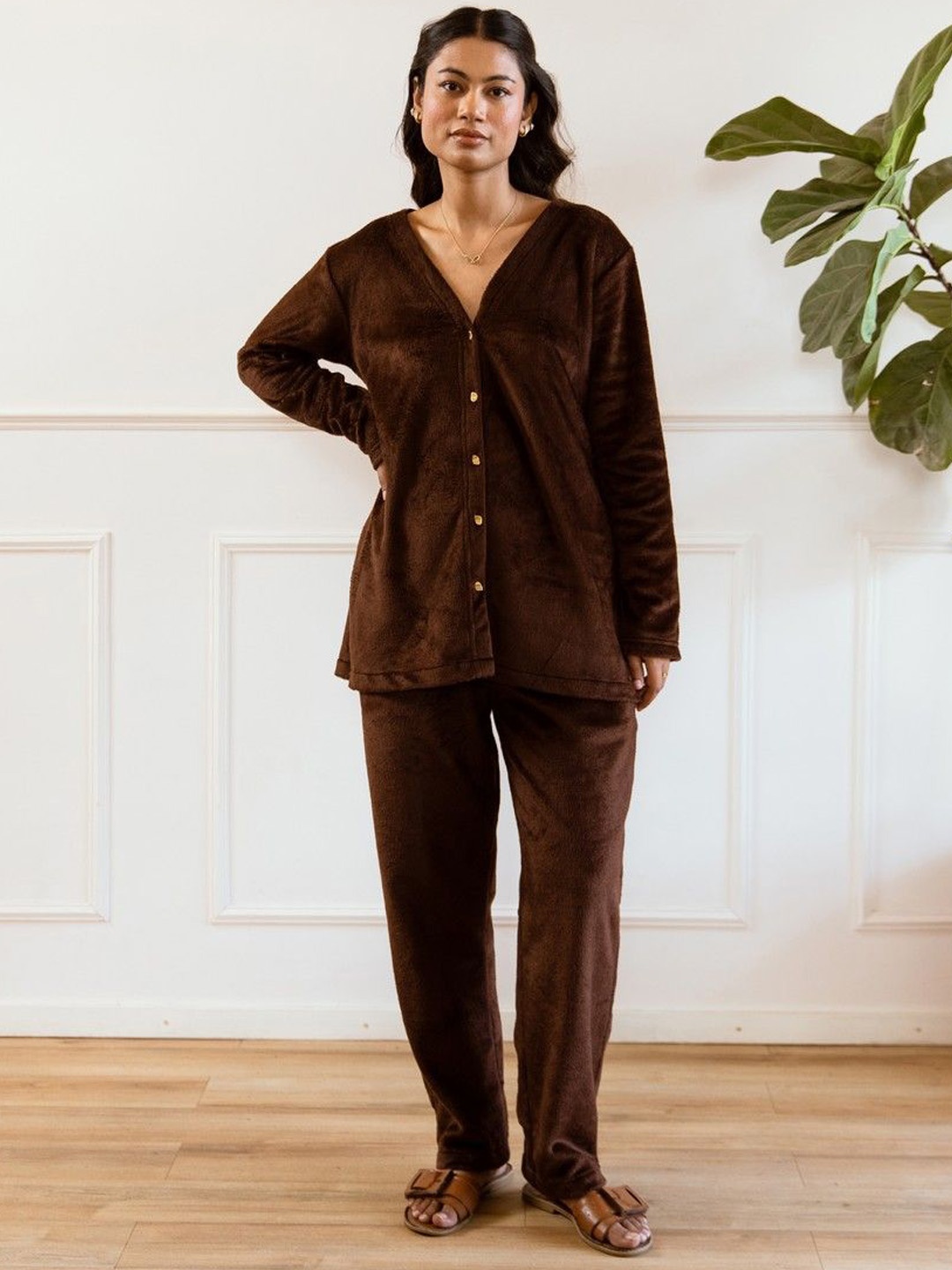 

FEATHERS CLOSET V-Neck Shirt & Trouser, Brown