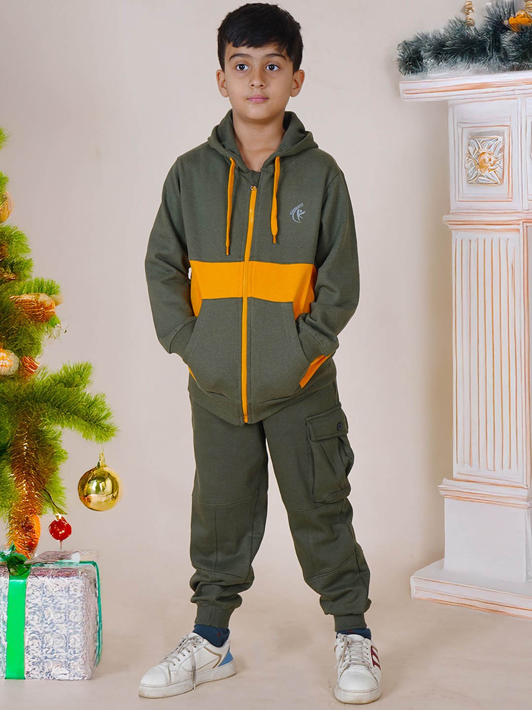 

KiddoPanti Boys Colourblocked Hood Neck Tracksuits, Green