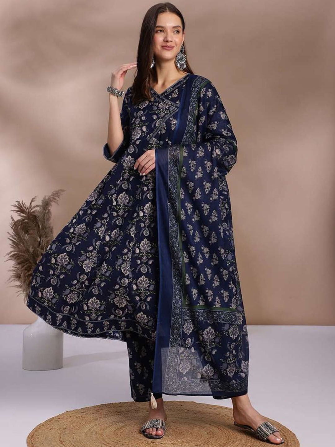 

GEKHA Women Floral Printed Regular Thread Work Pure Cotton Kurta with Trousers & With Dupatta, Blue