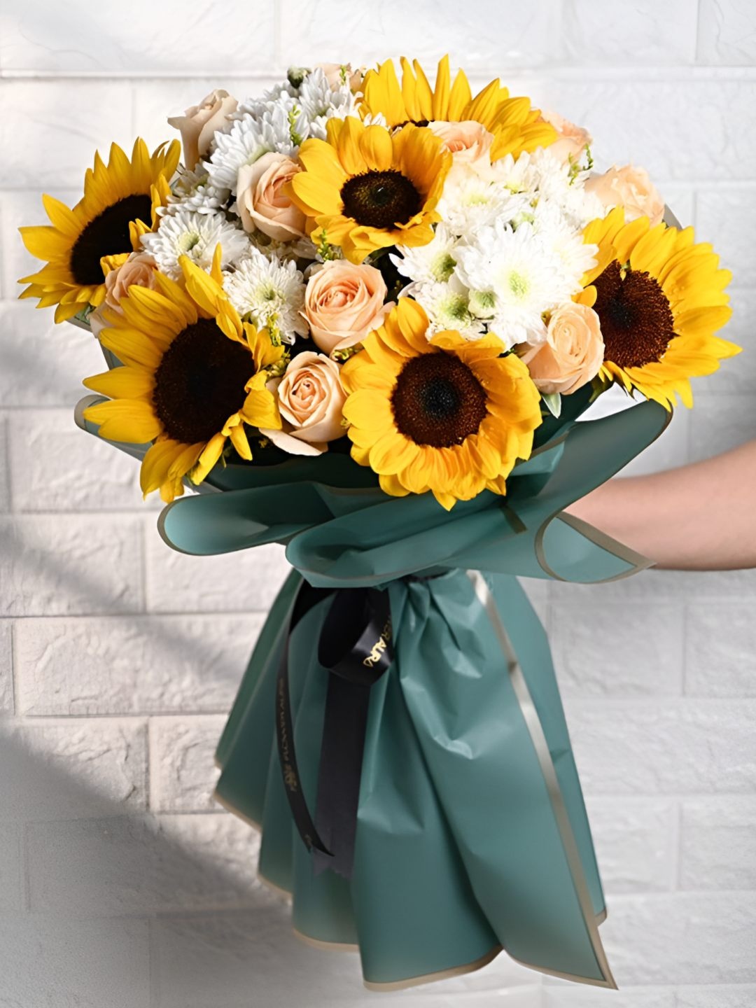 

Floweraura 18-Pcs Peach Roses & Sunflower Fresh Flowers, White