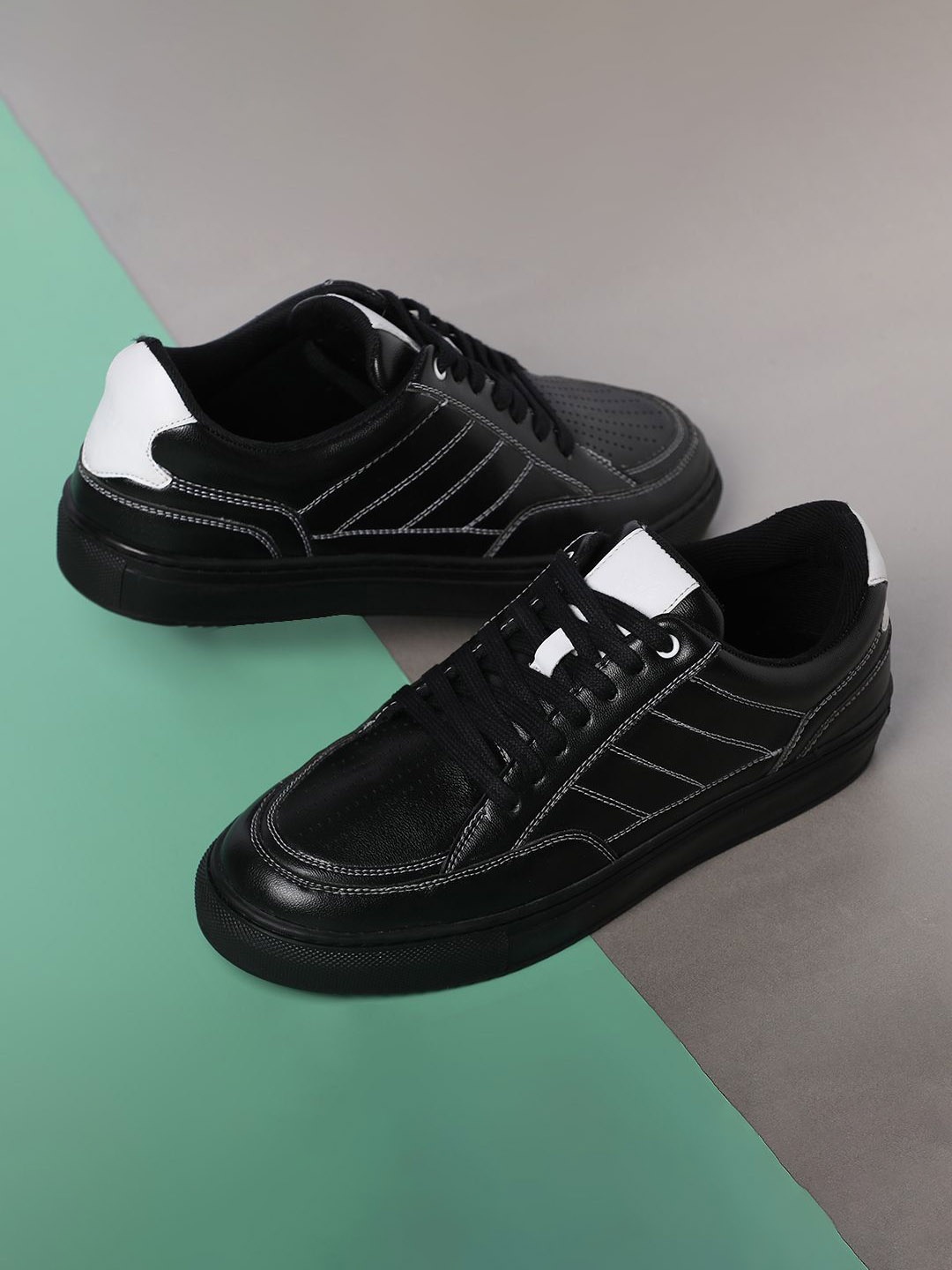 

V8 by Ruosh Men Sneakers, Black