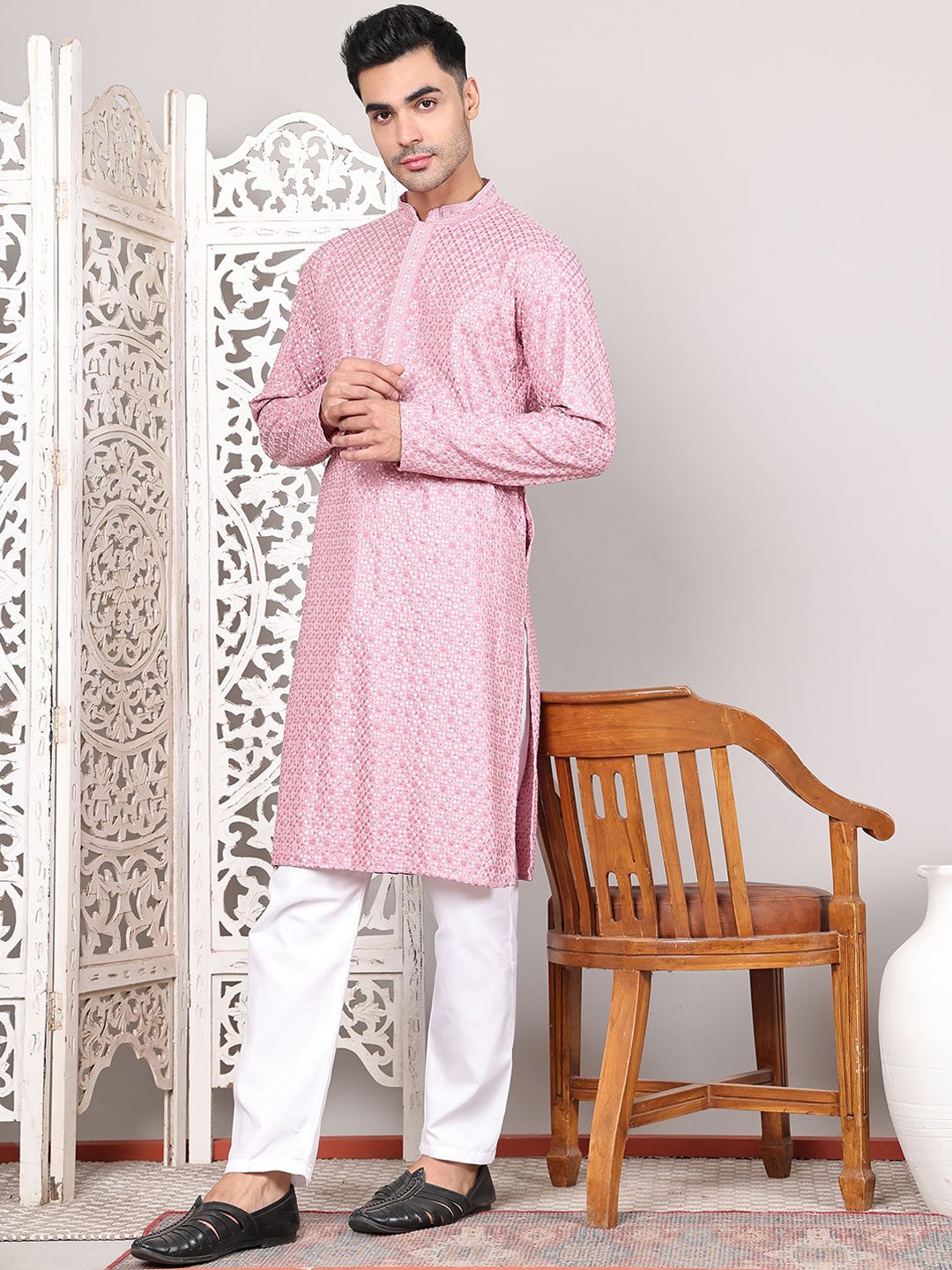 

Jompers Men Embroidered Regular Sequinned Kurta with Pyjamas, Magenta