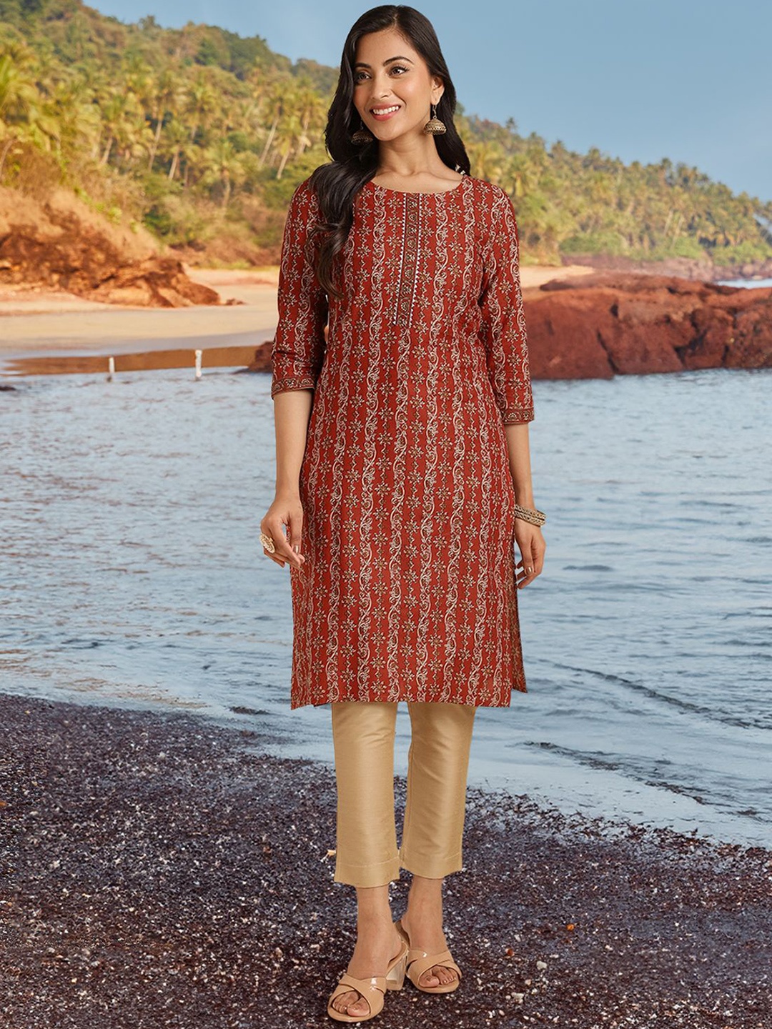 

Rangita Women Floral Printed Kurta, Rust