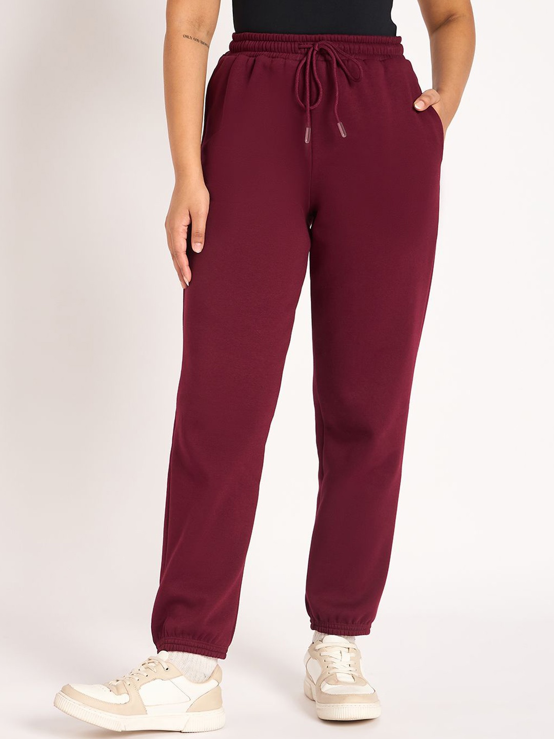 

FEMMELLA Women Regular Fit Mid-Rise Joggers Trousers, Maroon