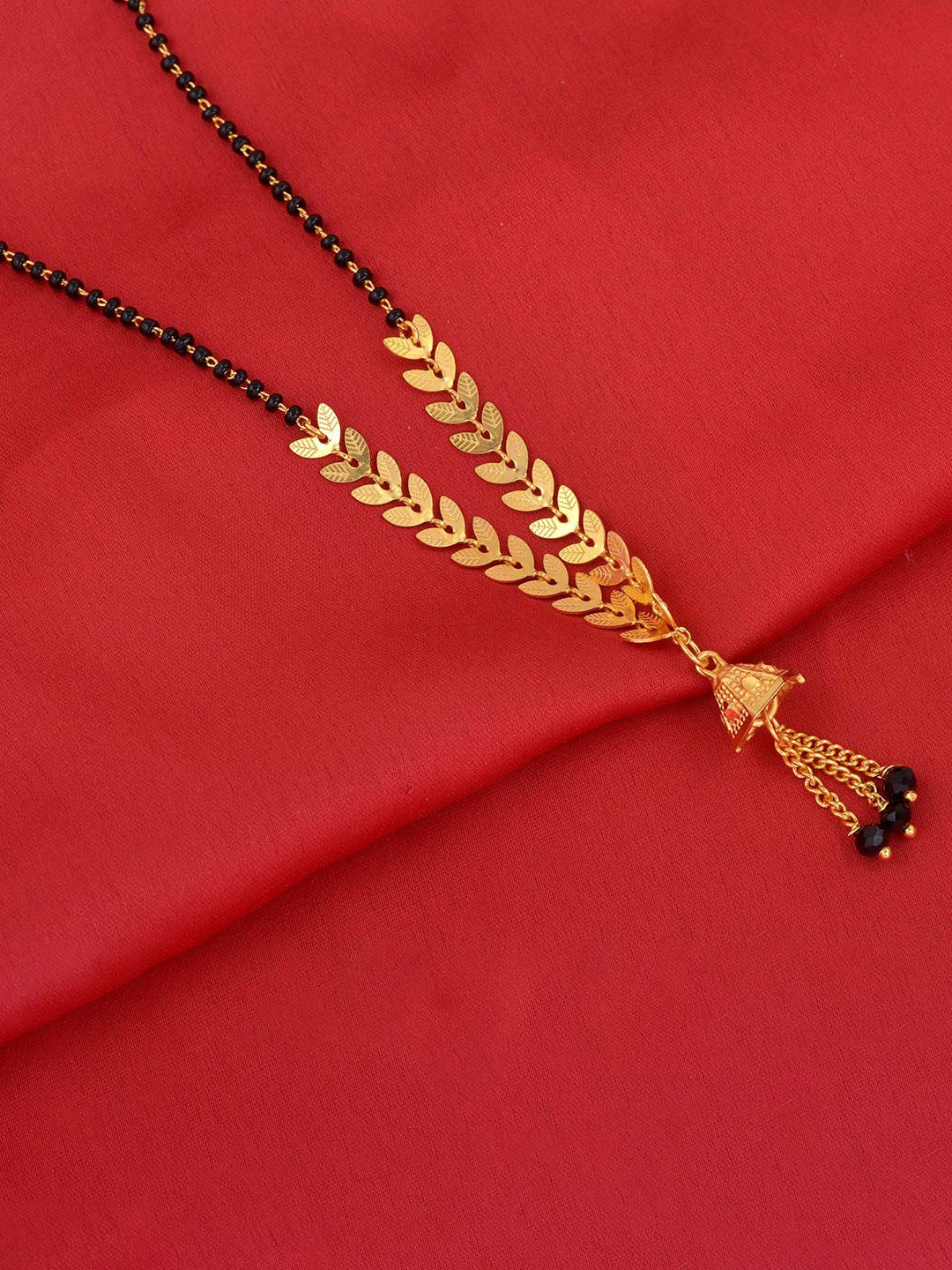 

MEMOIR Gold-Plated Artificial Beads Leaf Design Short Traditional Mangalsutra
