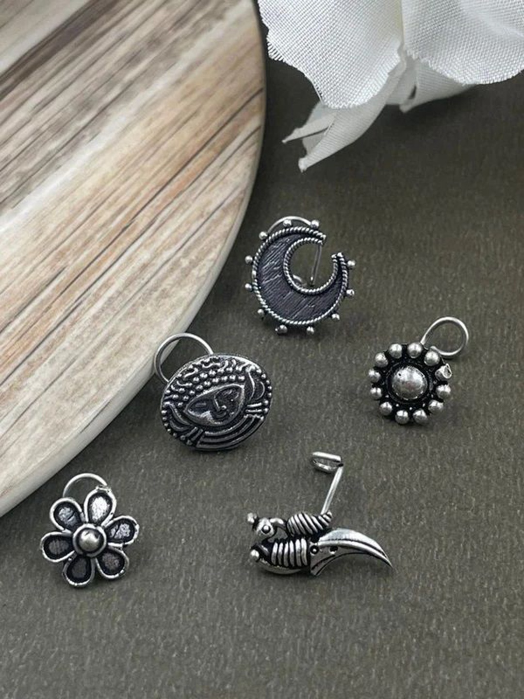 

NAMAN ARTS Silver-Plated Stud Nosepin