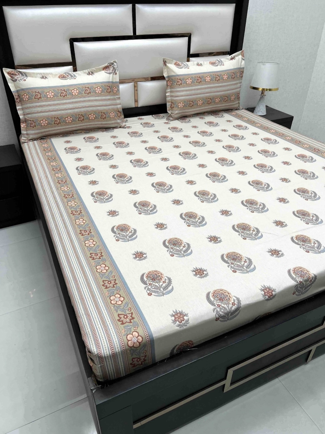 

Pure Decor Royal Passion Brown 250 TC Pure Cotton Queen Bedsheet Set-2.27 m x 2.55 m, Cream