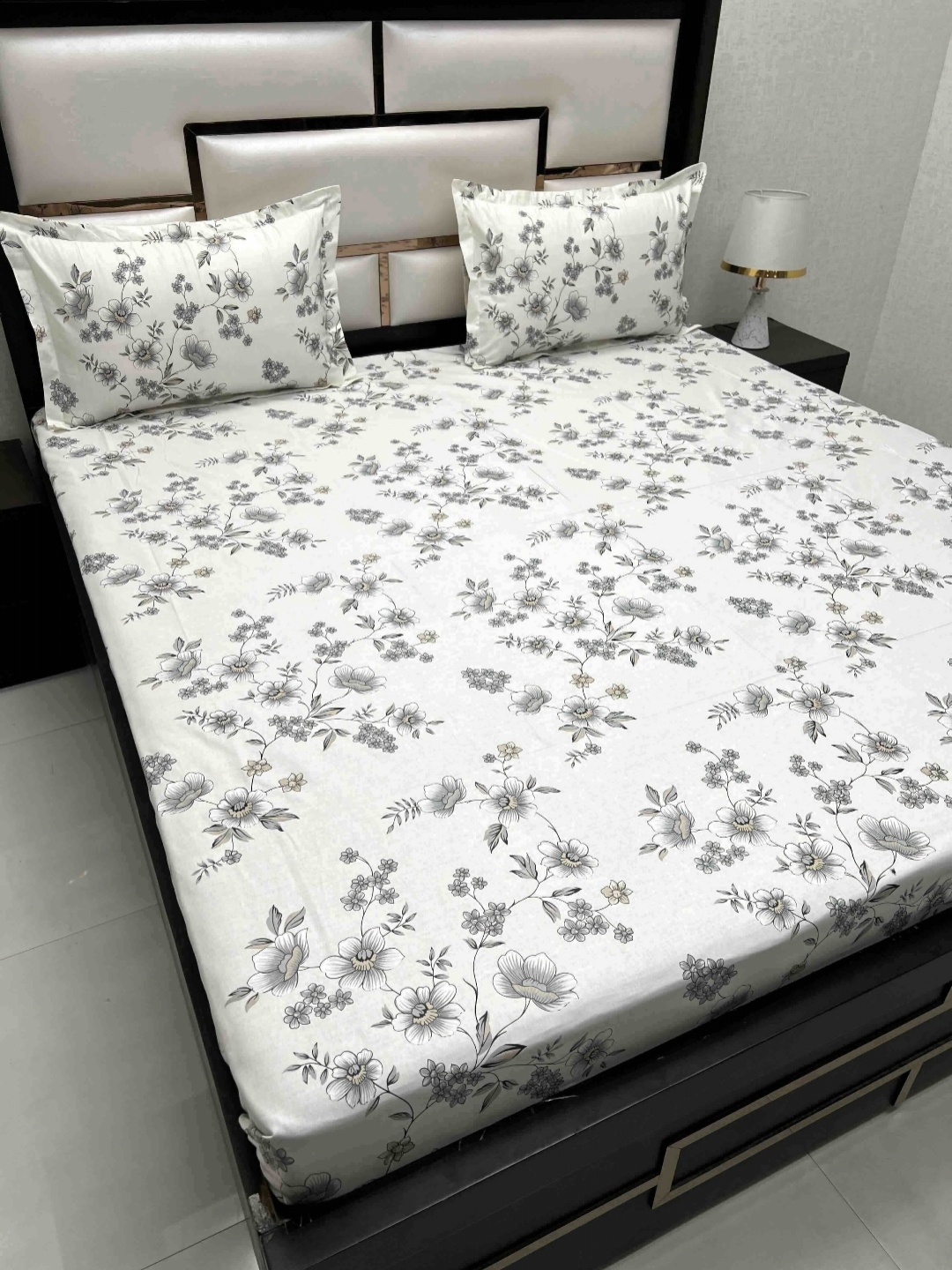 

Pure Decor Royal Passion White Floral Cotton 220 TC Queen Bedsheet Set 2.28 m x 2.56 m