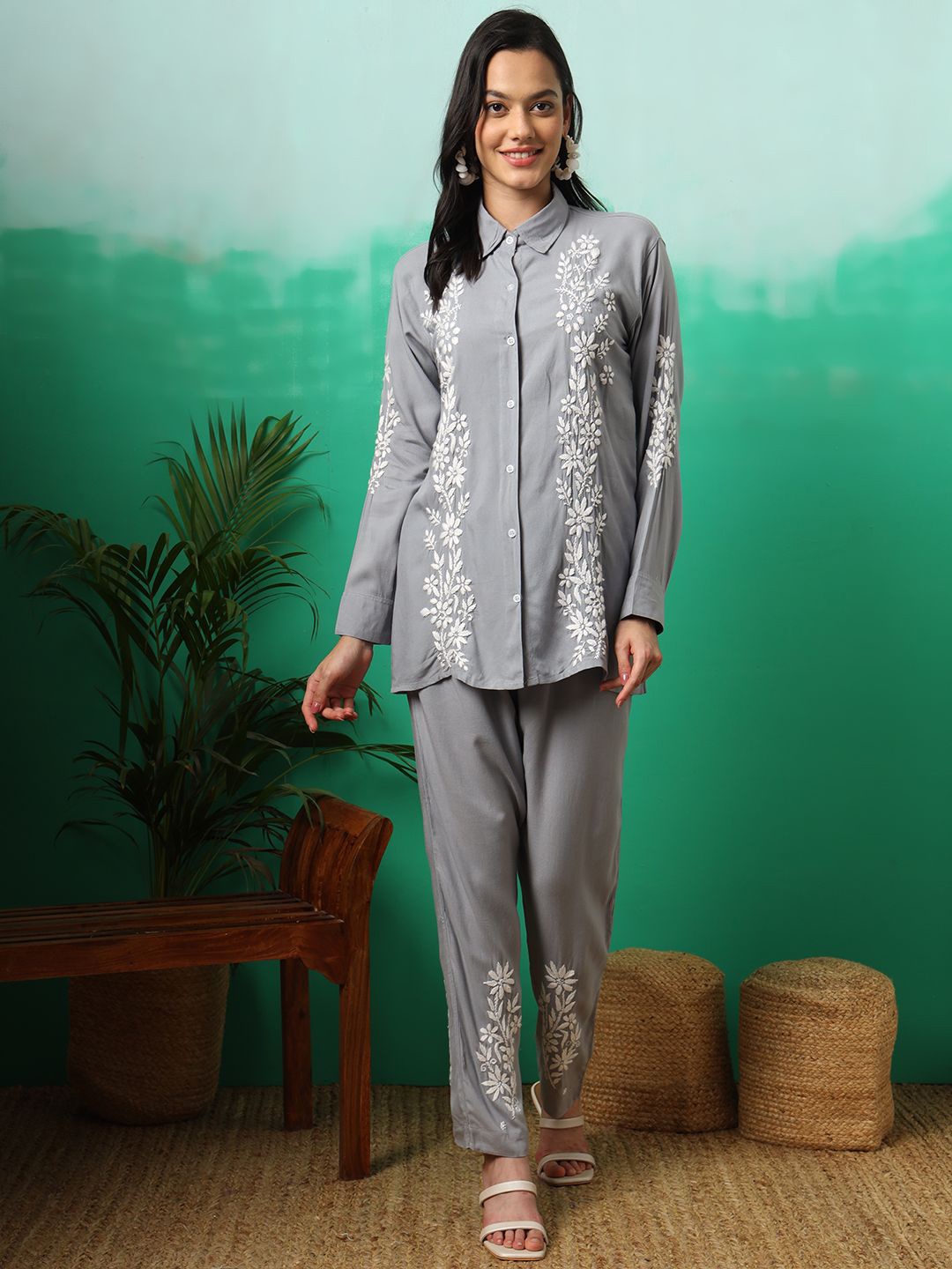 

The Chikan Label Anvika Floral Embroidered Chikankari Shirt With Trouser, Grey