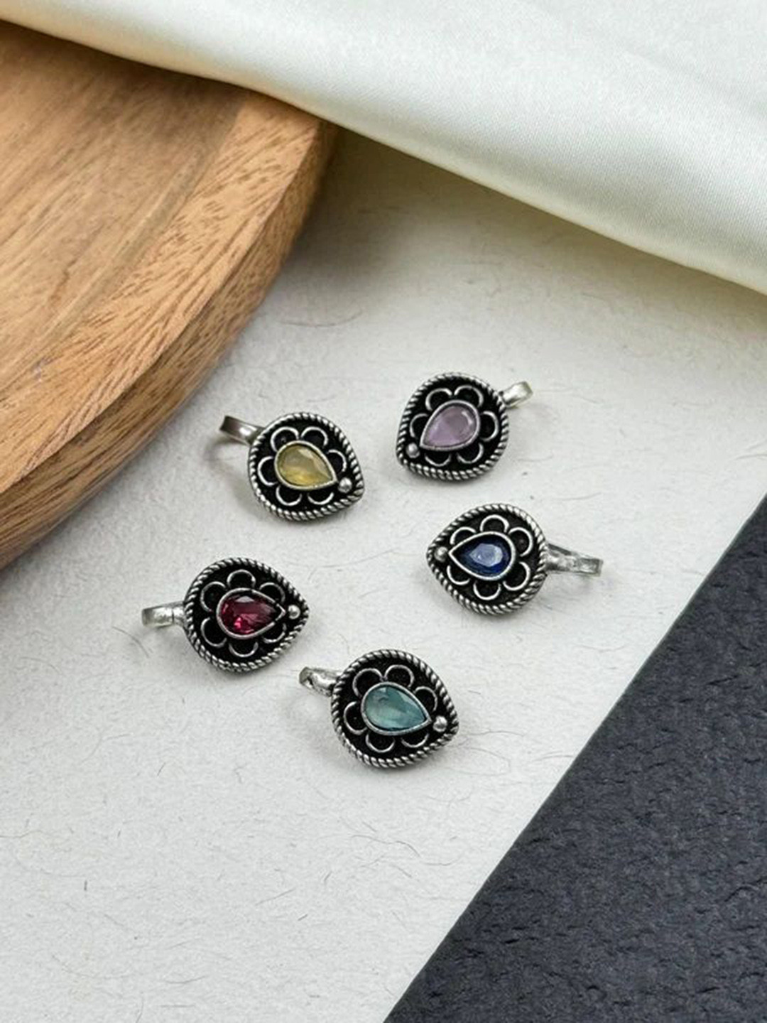 

NAMAN ARTS Gold-Plated Artificial Stones and Beads Stud Nosepin, Silver