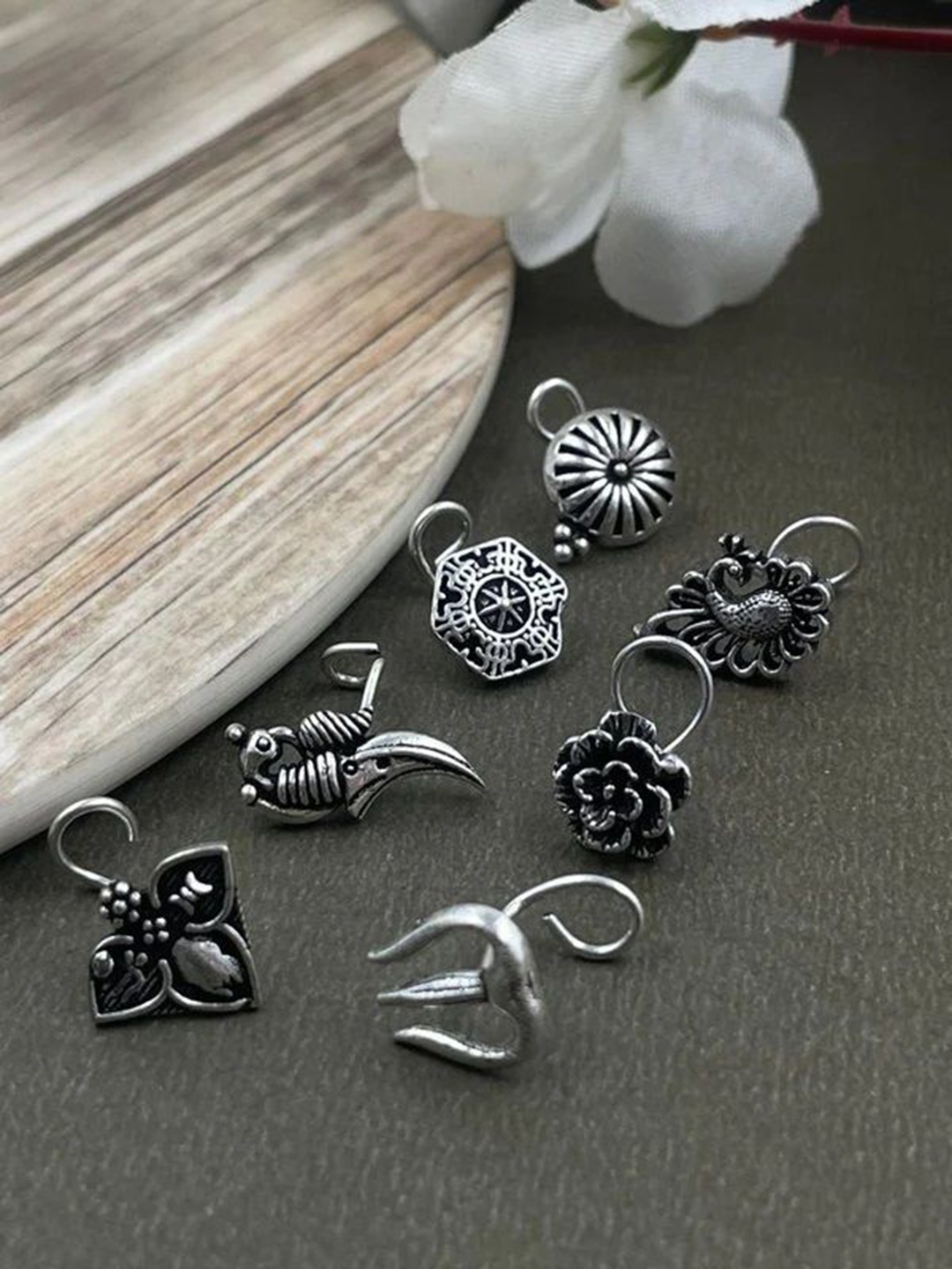 

NAMAN ARTS Silver-Plated Stud Nosepin