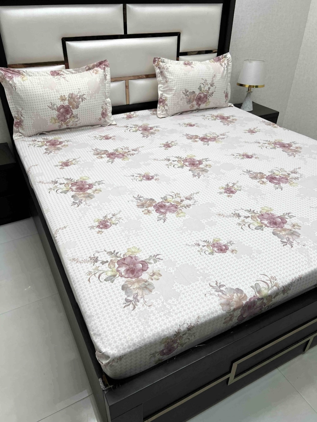 

Pure Decor Royal Passion Cream-Coloured 330 TC Cotton Queen Bedsheet Set-2.27 m x 2.55 m, Pink