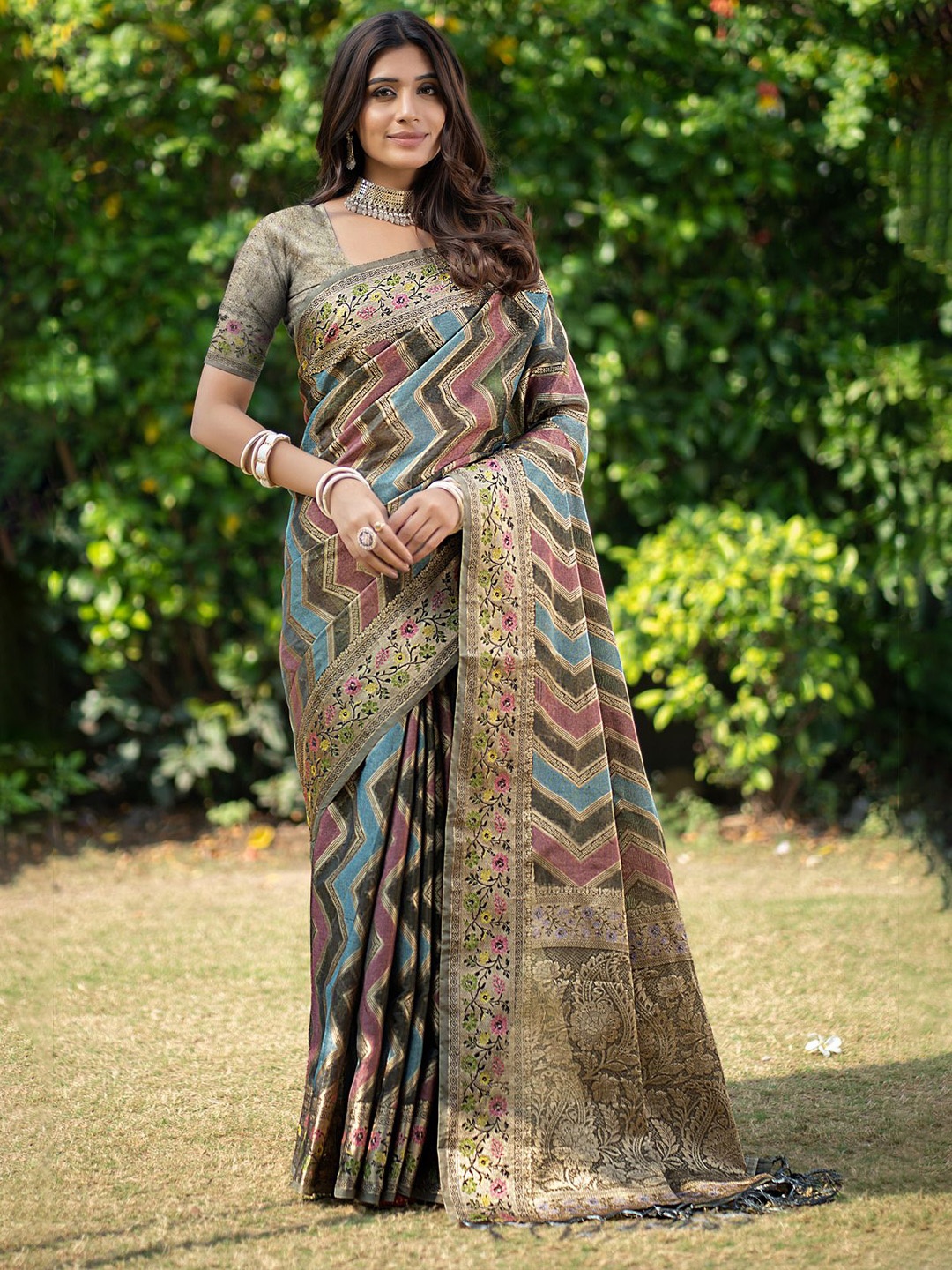 

ISHIKA FAB Leheriya Zari Organza Banarasi Saree, Grey