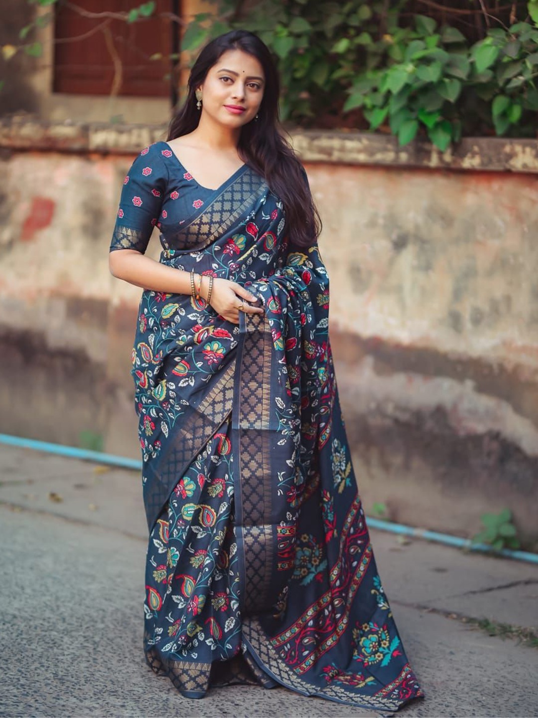 

STAVA CREATION Floral Zari Gadwal Saree, Grey