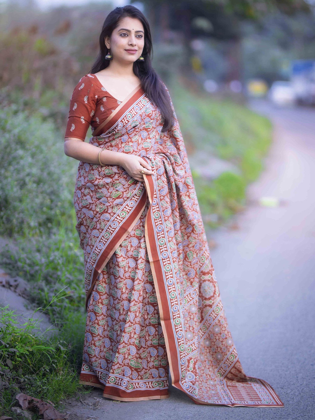 

STAVA CREATION Floral Gadwal Saree, Maroon