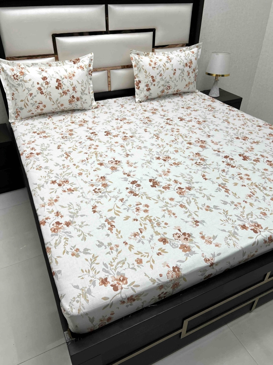 

Pure Decor Royal Passion White Floral Cotton 220 TC Queen Bedsheet Set 2.28 m x 2.56 m