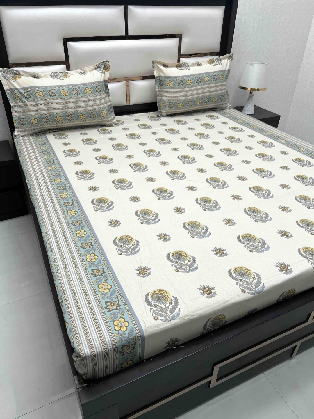 

Pure Decor Royal Passion Green 260 TC Pure Cotton Queen Bedsheet Set-2.27 m x 2.55 m, Cream