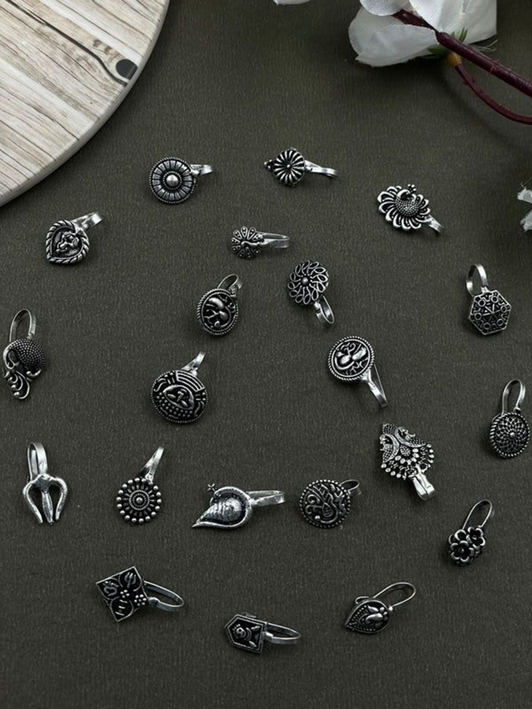 

NAMAN ARTS Silver-Plated Stud Nosepin
