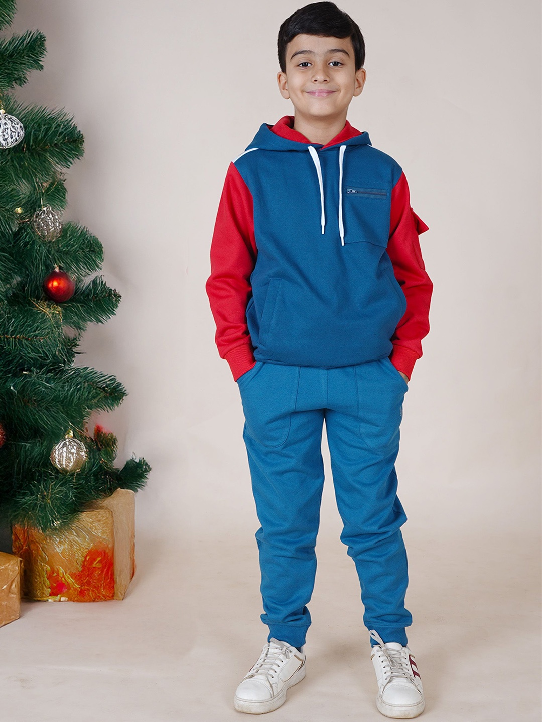 

KiddoPanti Boys Colourblocked Hooded Neck Tracksuit, Blue