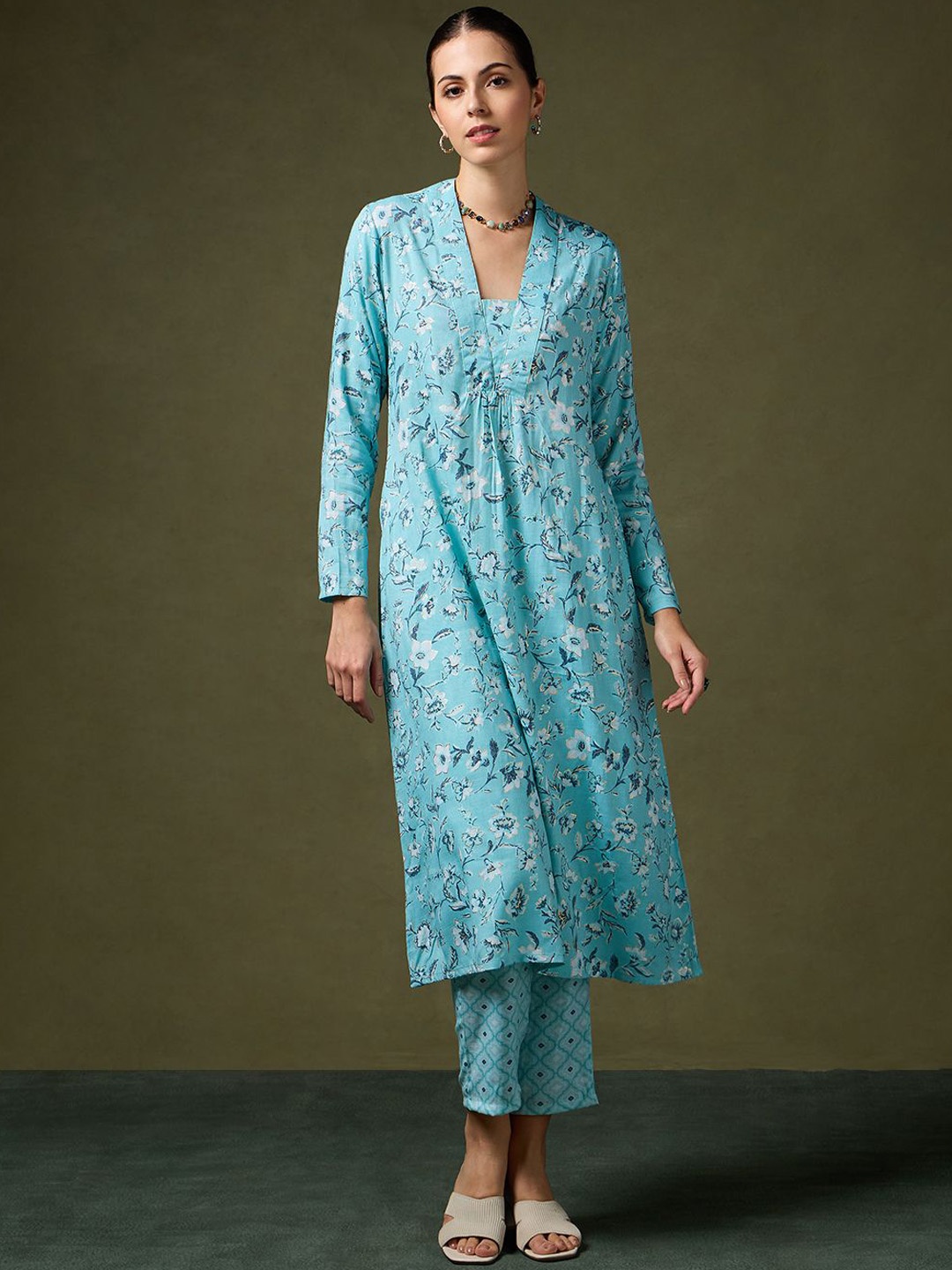 

Saaki Women Floral Printed Regular Kurta with Trousers, Blue