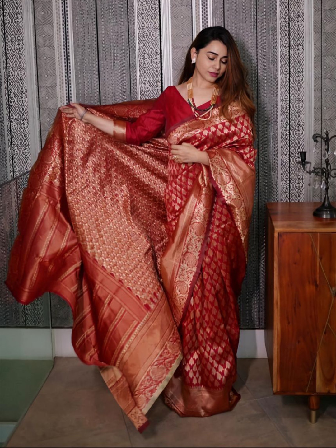 

Jinax Woven Design Zari Pure Silk Banarasi Saree, Red