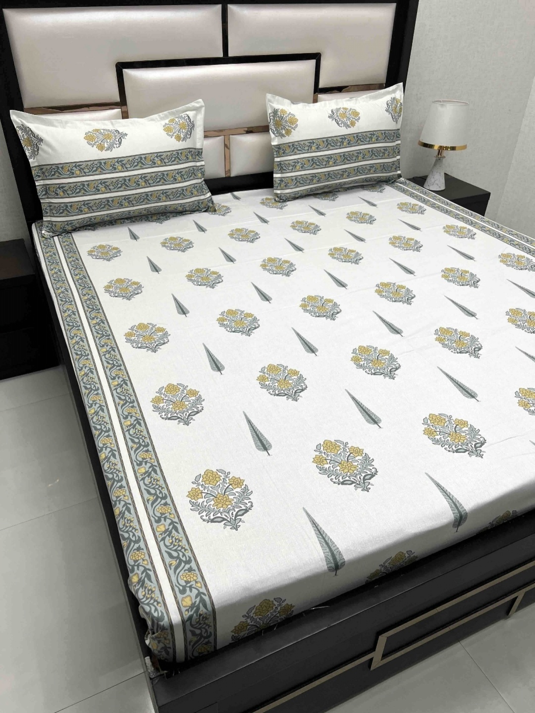 

Pure Decor Royal Passion Cream-Coloured 220 TC Cotton Queen Bedsheet Set-2.27 m x 2.55 m, Green