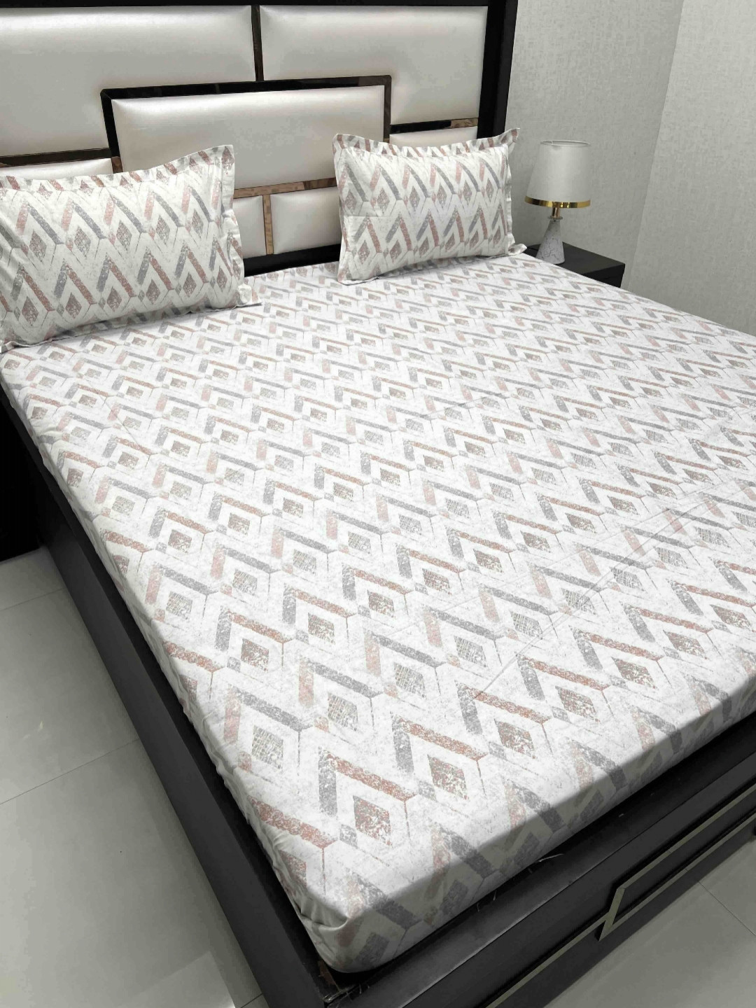 

Pure Decor Royal Passion White Geometric Cotton 400 TC Queen Bedsheet Set 2.27 m x 2.55 m