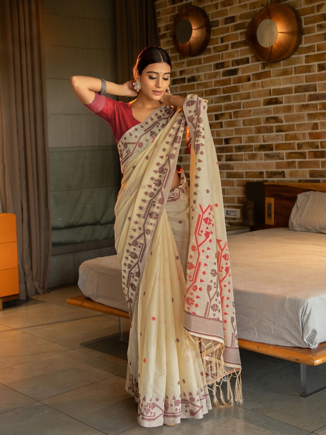 

ISHIKA FAB Woven Design Zari Pure Cotton Jamdani Saree, Red
