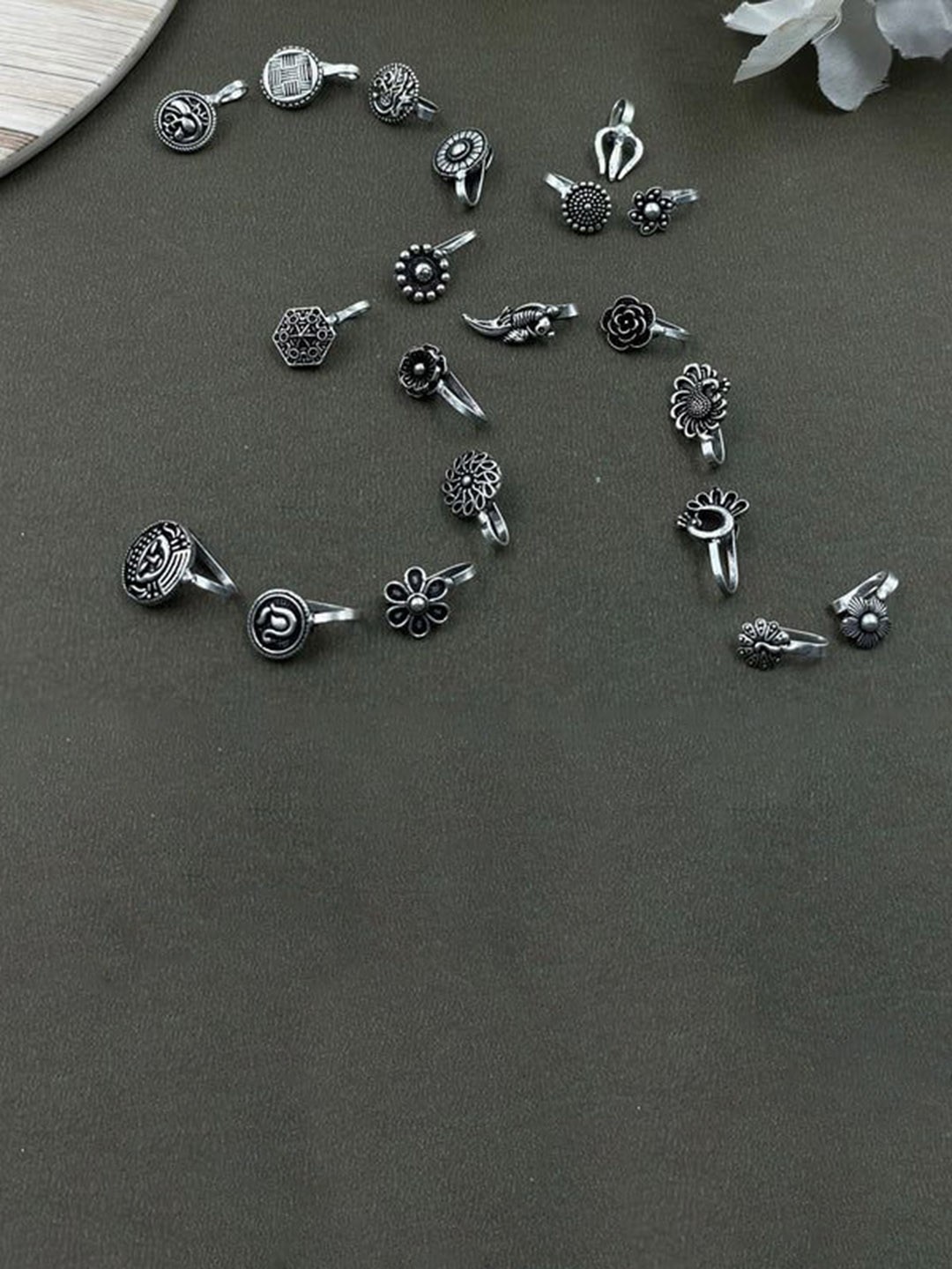 

NAMAN ARTS Silver-Plated Stud Nosepin