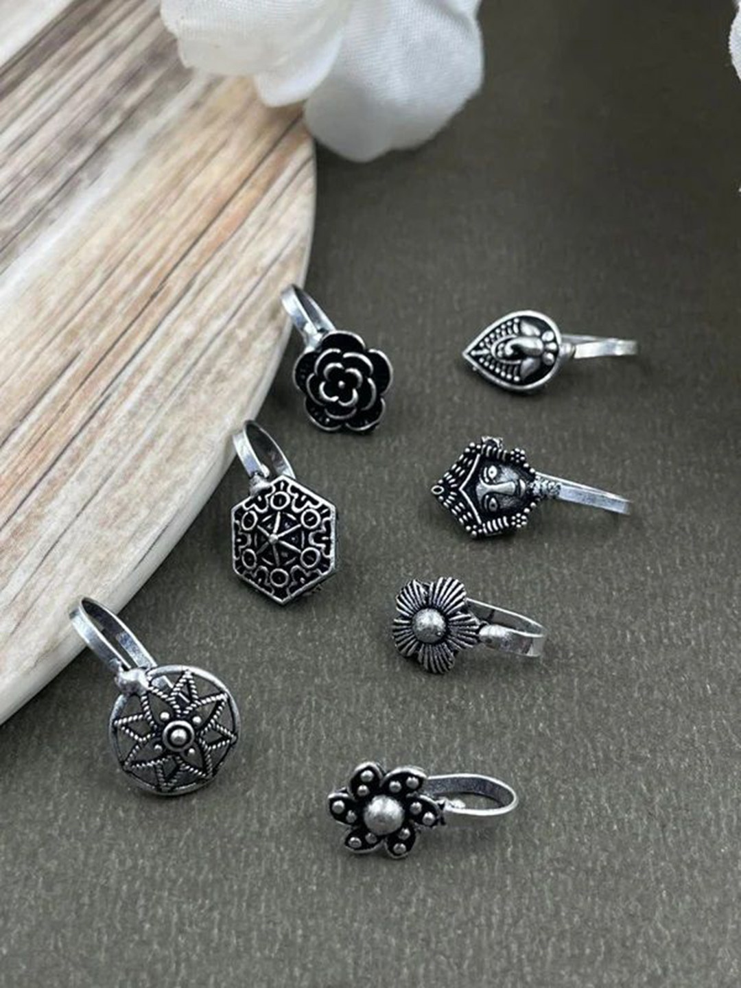 

NAMAN ARTS Silver-Plated Stud Nosepin