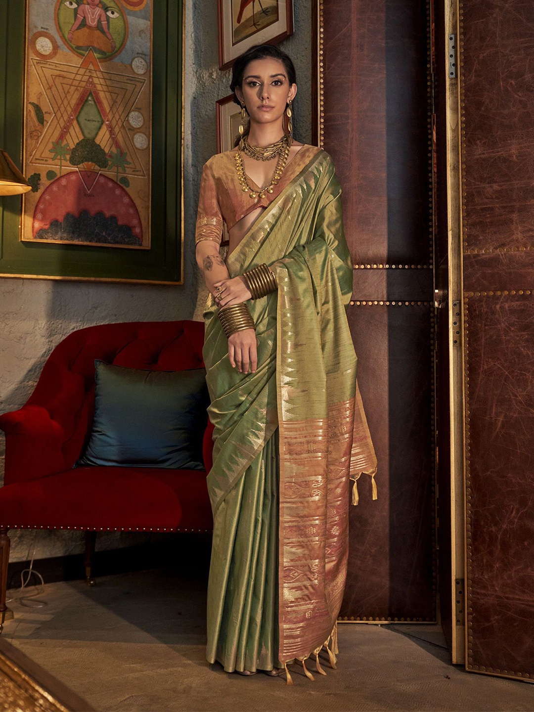 

elora Woven Design Zari Saree With Blouse Piece, Green