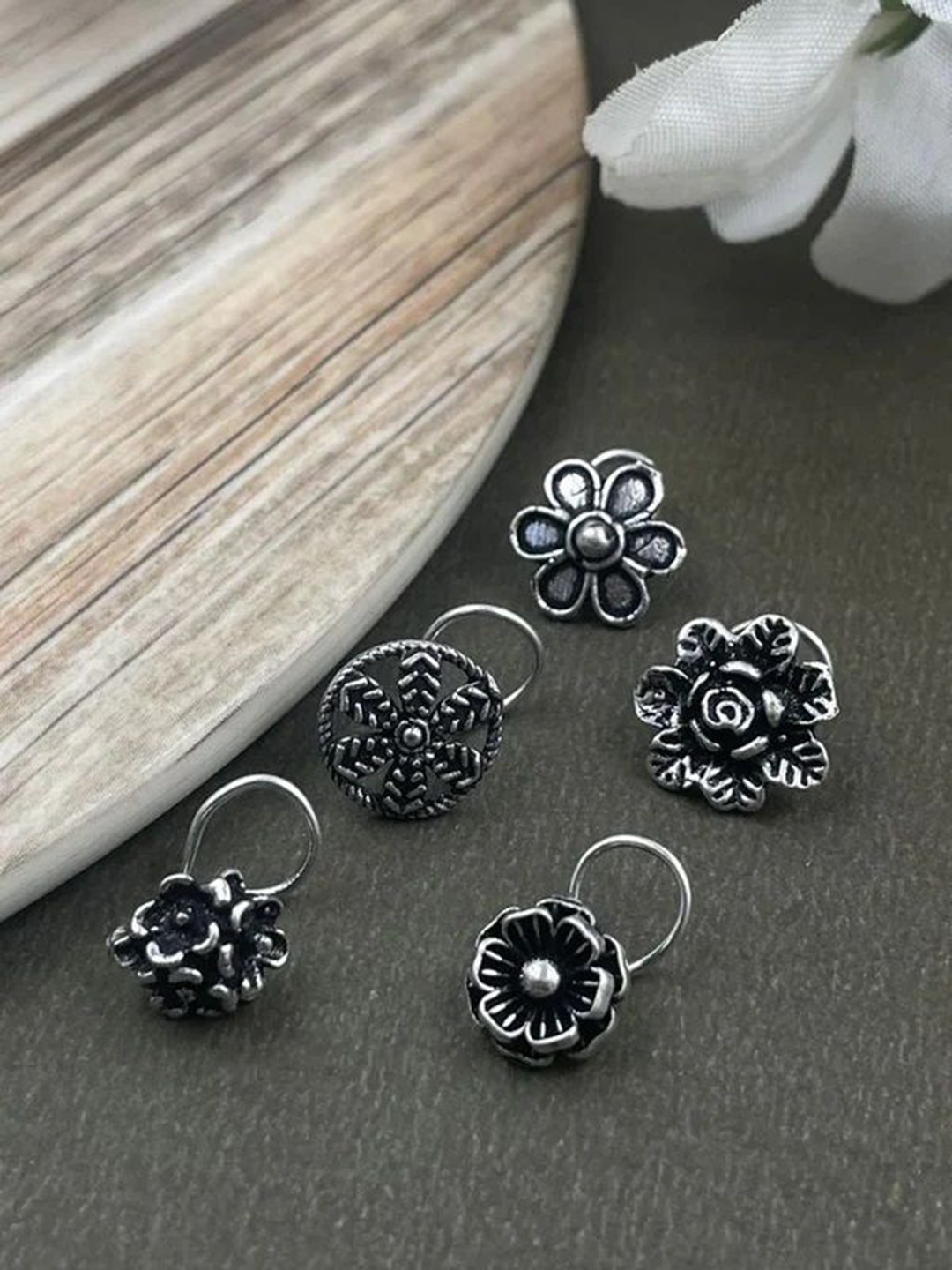 

NAMAN ARTS Silver-Plated Stud Nosepin