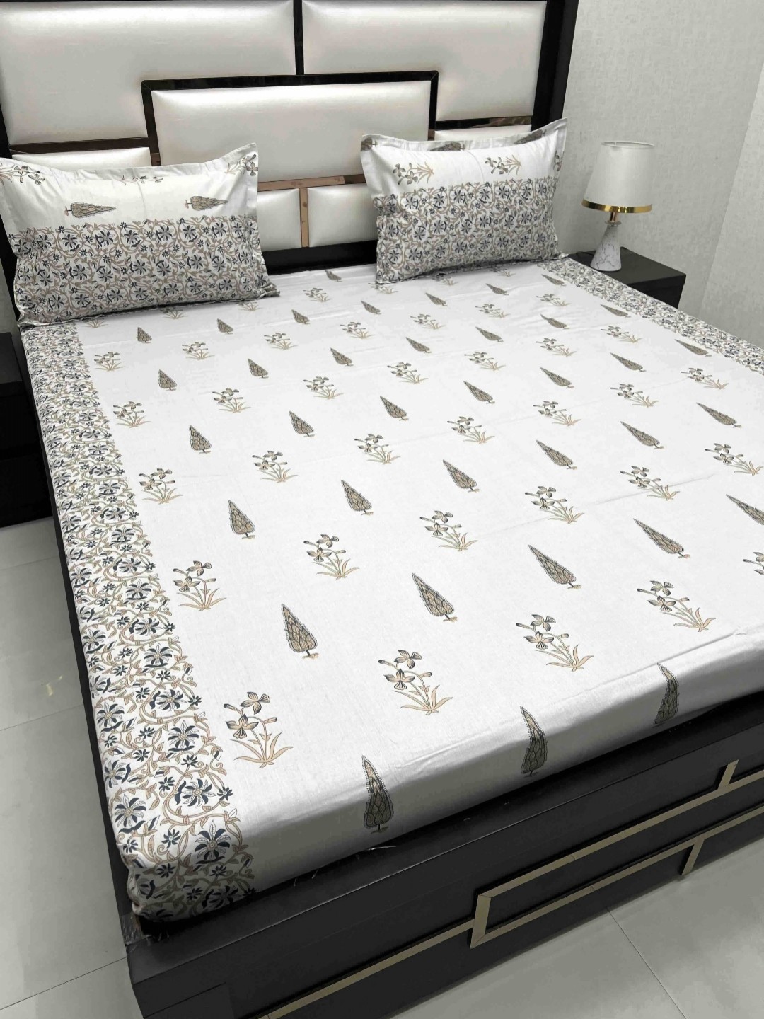 

Pure Decor Royal Passion White 240 TC Pure Cotton Queen Bedsheet Set-2.27 m x 2.55 m, Grey