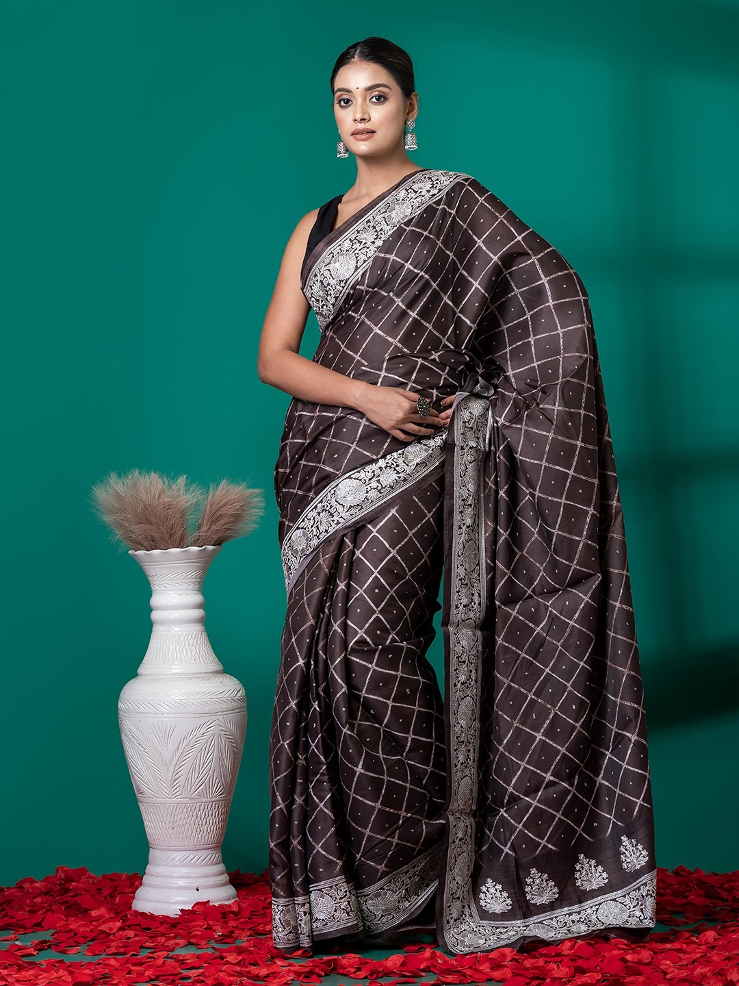 

VIBHAVARI Checked Silk Blend Fusion Saree, Brown