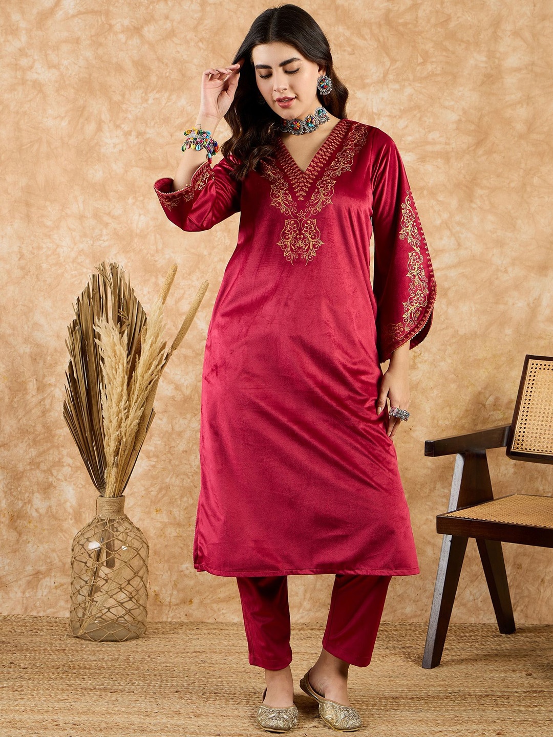 

SAHASIKA Women Regular Thread Work Velvet Kurta with Trousers, Maroon