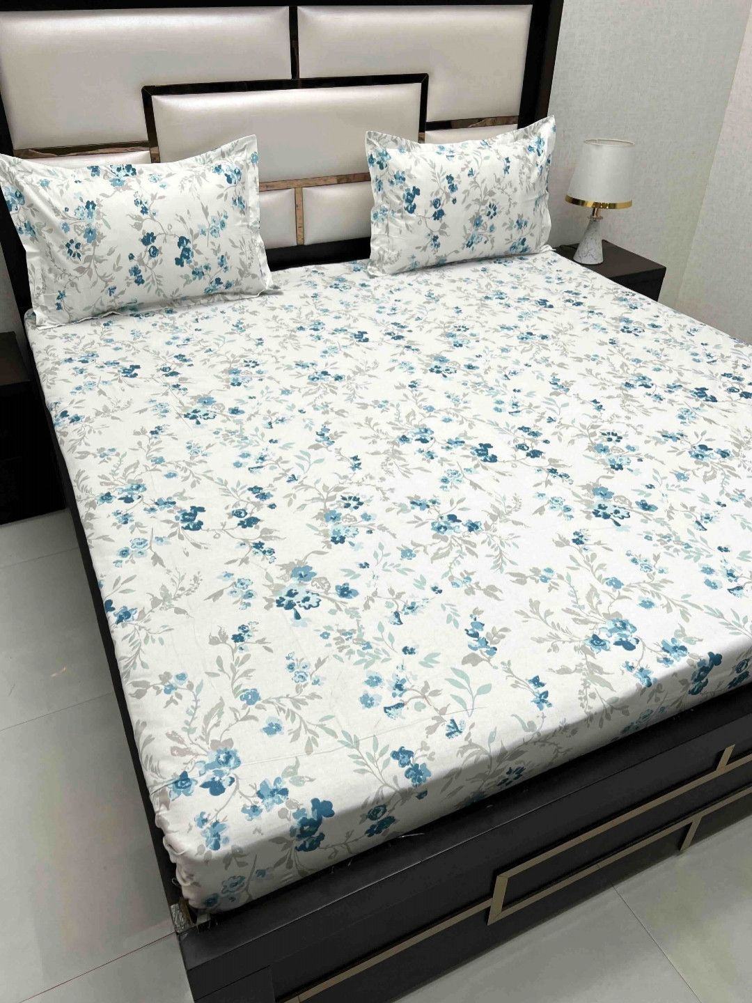 

Pure Decor Royal Passion White Floral Cotton 220 TC Queen Bedsheet Set 2.28 m x 2.56 m
