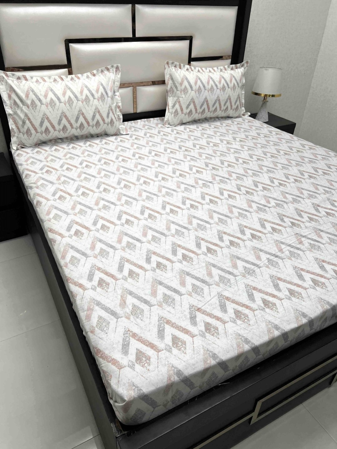 

Pure Decor Royal Passion White Geometric Cotton 330 TC Queen Bedsheet Set 2.26 m x 2.56 m