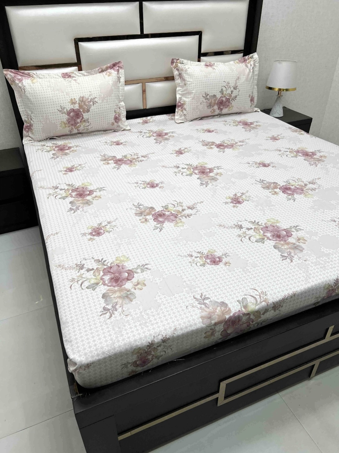 

Pure Decor Royal Passion White 230 TC Pure Cotton Queen Bedsheet Set-2.27 m x 2.55 m, Pink
