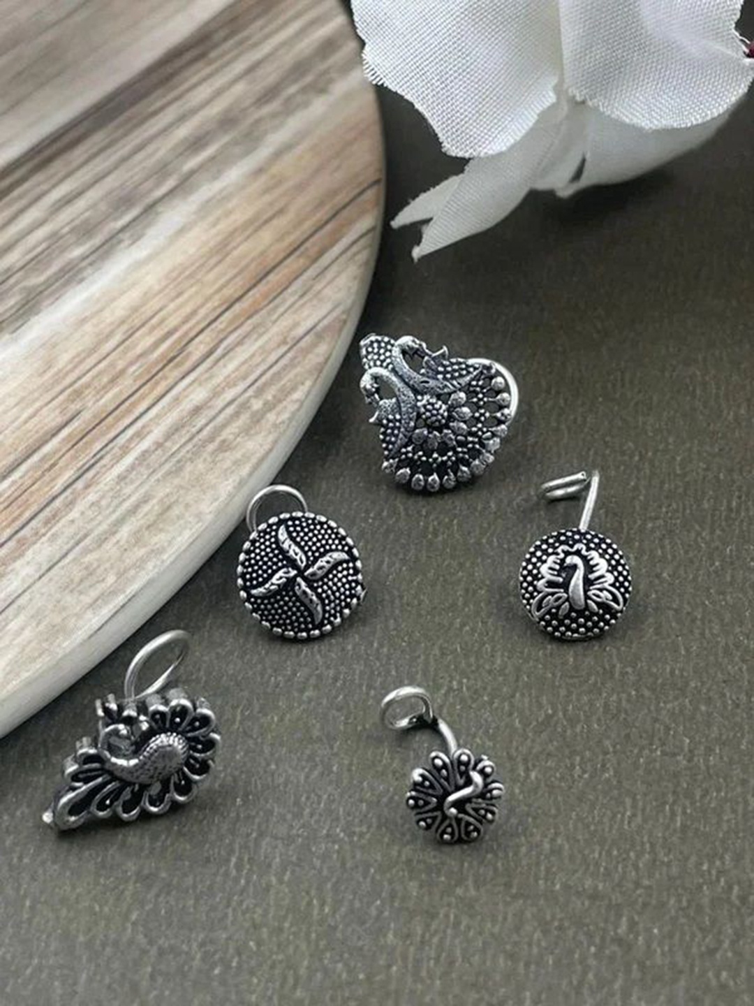 

NAMAN ARTS Silver-Plated Stud Nosepin