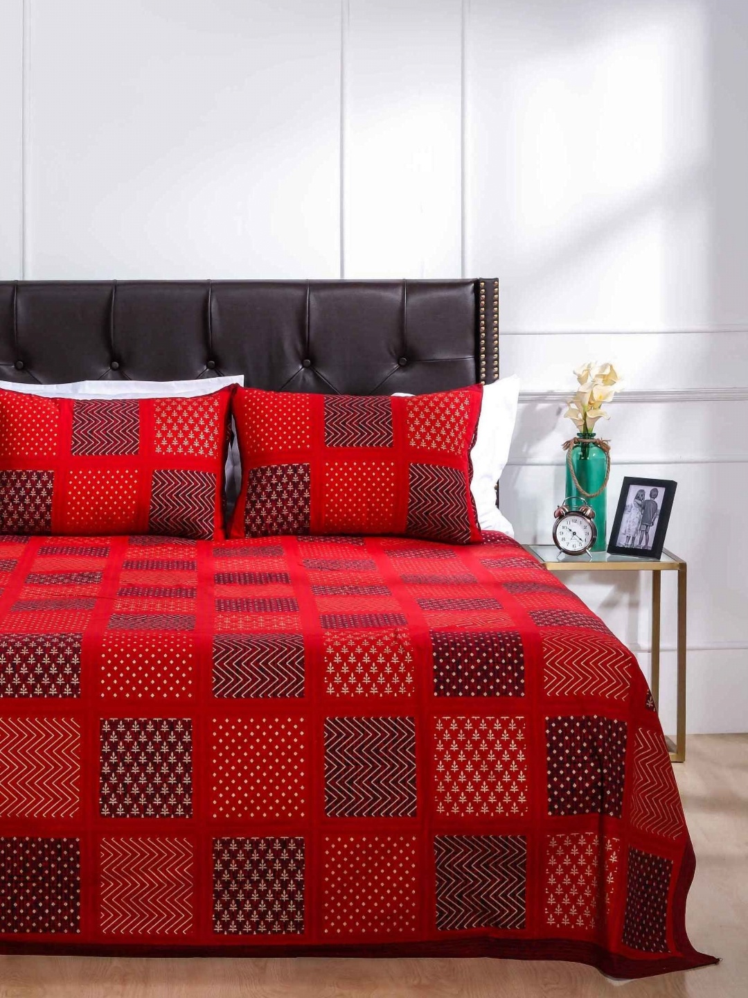 

SHAHENAZ Red & Black Geometric 120 TC Queen Bedsheet with 2 Pillow Covers
