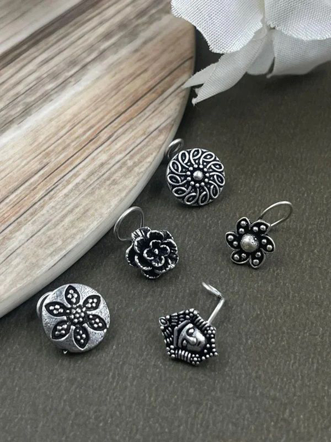 

NAMAN ARTS Silver-Plated Stud Nosepin