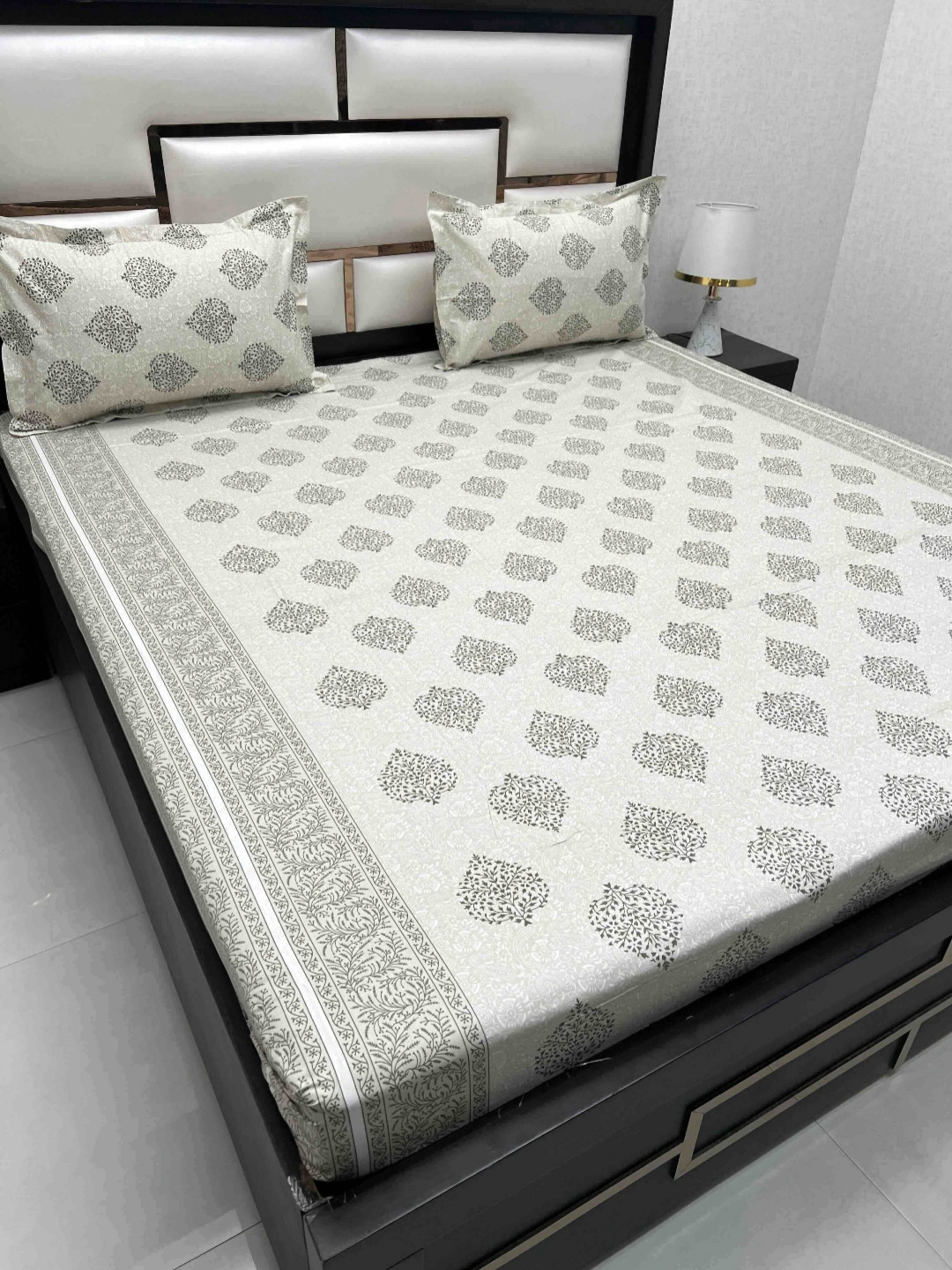 

Pure Decor Royal Passion White Printed Pure Cotton 380 TC Queen Bedsheet Set 2.54 x 2.26 m, Green