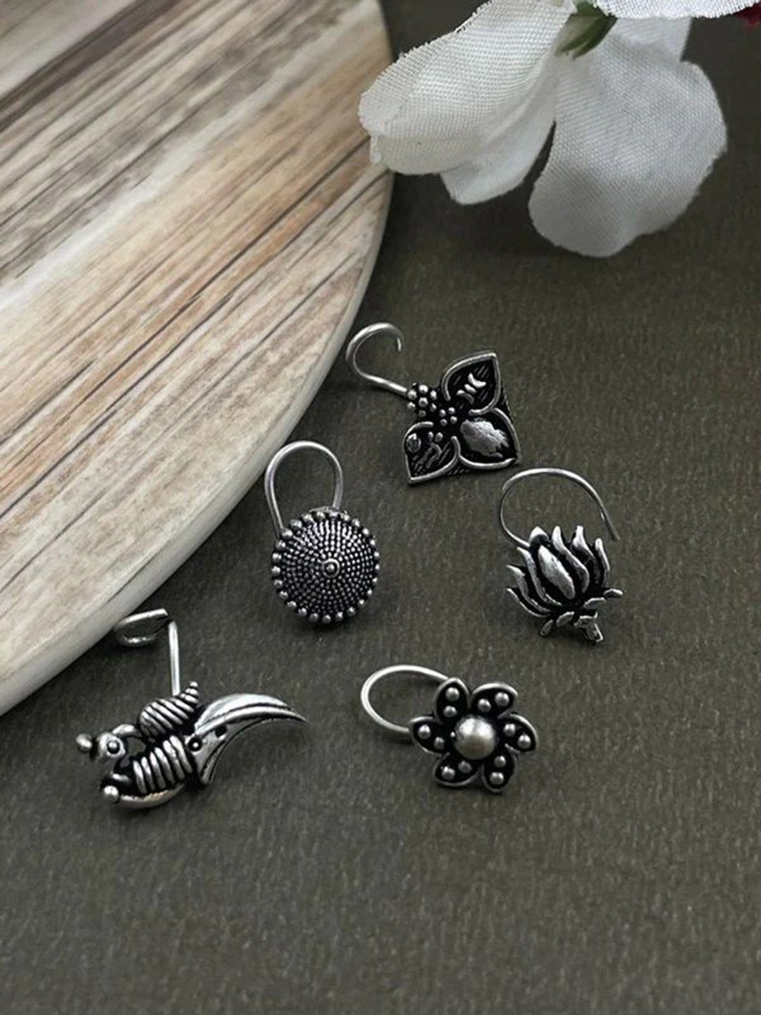 

NAMAN ARTS Silver-Plated Stud Nosepin